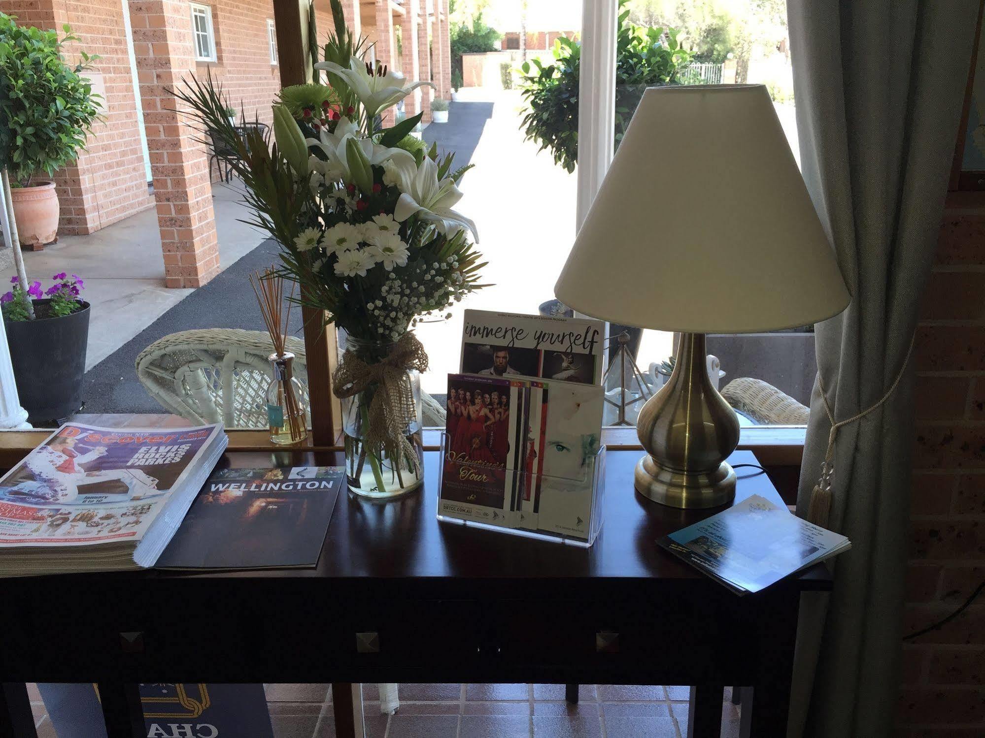Bluegum Dubbo (Adults Only) Motel Bagian luar foto